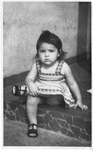 Gisele tinha três anos de idade nessa foto, e estava no quintal da avó paterna. Essa foto circula pela família há muito tempo, com ela lembra sua infância no jardim de recordações, e lembra que a frente havia um belo jardim com dálias. Gisele era uma criança quieta e séria como sua mãe lhe disse.